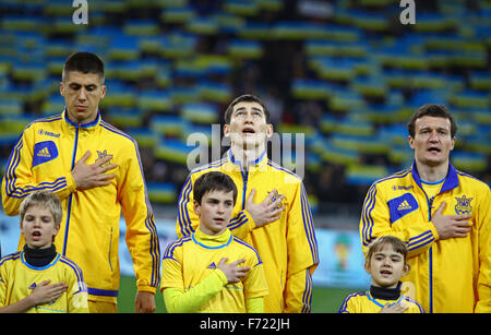 Kiew, UKRAINE - 15. November 2013: Ukraine Fußball Nationalspieler nicht identifizierte junge Fußballer zu hören und die nationalen Stockfoto