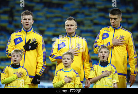 Kiew, UKRAINE - 15. November 2013: Ukraine Fußball Nationalspieler nicht identifizierte junge Fußballer zu hören und die nationalen Stockfoto