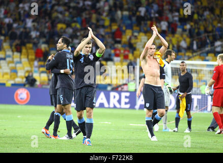 Kiew, UKRAINE - 15. Juni 2012: England Spieler danken Fans für die Unterstützung nach der UEFA EURO 2012 Spiel gegen Schweden am 15. Juni 2012 Stockfoto