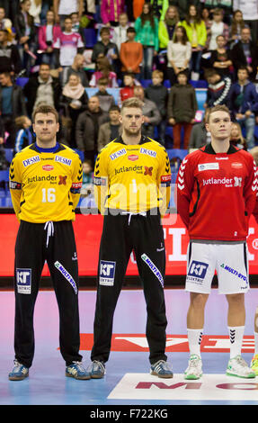 Kiew, UKRAINE - 18. Oktober 2014: Handballer des Aalborg Team hören die Hymne vor europäischen Handball Champions League Spiel gegen Motor Stockfoto