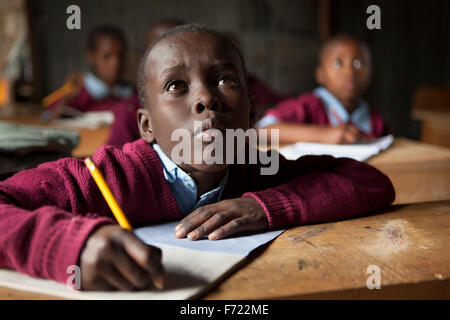 Kenianischer junge studiert eine mathematisches Problem in eine Klasse Übung an der Reuben Baptist School 6. Mai 2013 in Nairobi, Kenia. Stockfoto