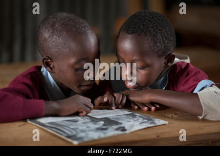 Kenianische Kinder üben Kumpel lesen während eine Klasse Übung an der Reuben Baptist School 6. Mai 2013 in Nairobi, Kenia. Stockfoto