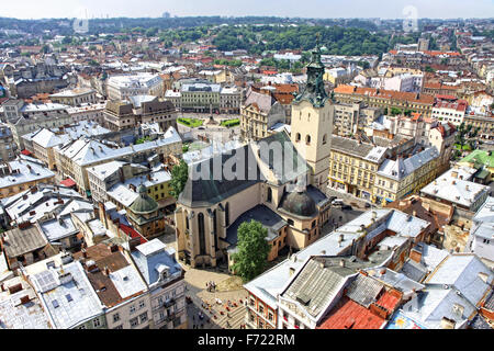 Vogelperspektive von Lemberg Altstadt mit Dominikanische Kathedrale in der Mitte, Lwiw, Ukraine Stockfoto