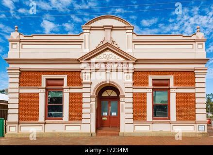 Australien, Western Australia, Mittlerer Westen, Murchison Bezirk, Mount Magnet, Shire Hall von weiten der Region Bergbau und pastoralen Stockfoto