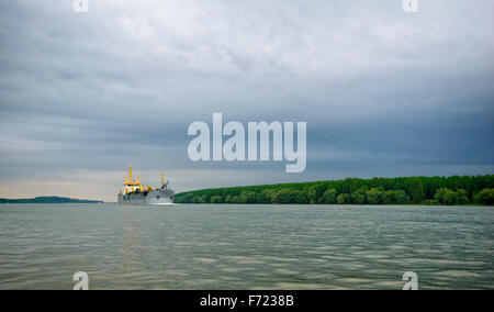 großes Boot auf der Donau in der Nähe von Galati Stockfoto