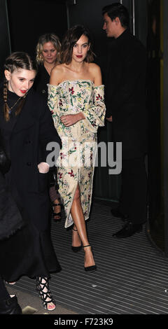 London, UK. 23. November 2015. Alexa Chung kommt für die British Fashion Awards 2015. Bildnachweis: Ferdaus Shamim/ZUMA Draht/Alamy Live-Nachrichten Stockfoto