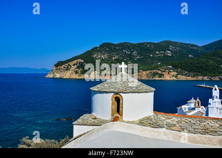 Blick auf Skopelos Kirchen über die Bucht Stockfoto