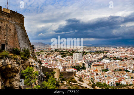 Ansicht von Alicante aus Santa Barbara Burg an einem stürmischen Tag Stockfoto