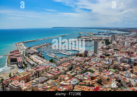 Blick auf Alicante Hafen von Santa Barbara Burg Stockfoto