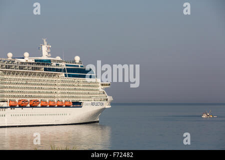 Celebrity Reflection Cruise ist ein Solstice-Klasse-Schiff im Hafen von Kusadasi, Aydın, Türkei Stockfoto