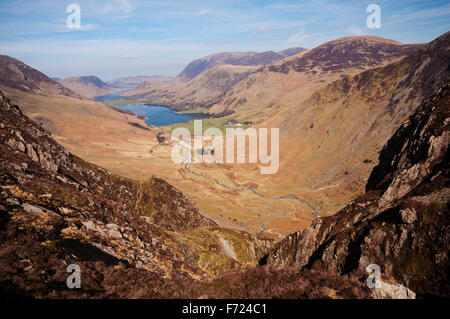 Blick entlang des Buttermere-Tals, mit Crummock Wasser hinaus aus dem Pfad Honister Hause Heuhaufen verlinken. Stockfoto