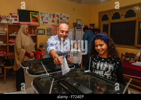 (151123)--Kairo, 23. November 2015 (Xinhua)--eine ägyptische Wähler wirft seine Abstimmung Minuten bevor das Wahllokal in Kairo, Ägypten, 23. November 2015 geschlossen. Die zweite Phase der ägyptischen Parlamentswahlen kam des Landes ersten Parlamentswahlen da islamistische Präsident Mohamed Morsi verdrängt wurde, im Jahr 2013, zu einem Ende hier am Montagabend. (Xinhua/Cui Xinyu) Stockfoto