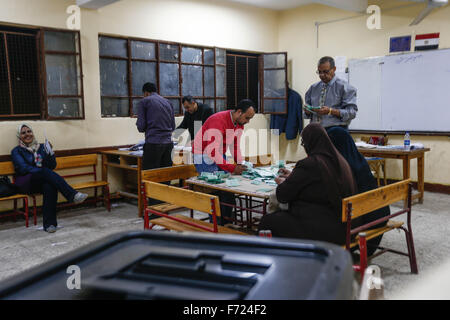 (151123)--Kairo, 23. November 2015 (Xinhua)--Wahl Ausschuss Mitarbeiter beginnen, stimmen zu zählen, nachdem das Wahllokal in Kairo, Ägypten, 23. November 2015 geschlossen. Die zweite Phase der ägyptischen Parlamentswahlen kam des Landes ersten Parlamentswahlen da islamistische Präsident Mohamed Morsi verdrängt wurde, im Jahr 2013, zu einem Ende hier am Montagabend. (Xinhua/Cui Xinyu) Stockfoto