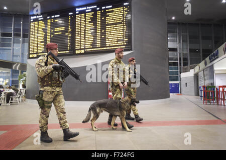 Rom, Italien. 23. November 2015. Sicherheitsmaßnahmen und Sicherheits-Check durch die Armee in den beiden Bahnhöfen von Rom, Termini in Rom und Rom Tiburtina, in der u-Bahn und in den angrenzenden zu den zwei Stationen durchgeführt. Die Sicherheits-Checks werden auch mit Hilfe von spezialisierten Hunde bei der Suche nach Bomben und Sprengstoff durchgeführt. Bildnachweis: Danilo Balducci/ZUMA Draht/Alamy Live-Nachrichten Stockfoto