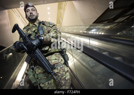 Rom, Italien. 23. November 2015. Sicherheitsmaßnahmen und Sicherheits-Check durch die Armee in den beiden Bahnhöfen von Rom, Termini in Rom und Rom Tiburtina, in der u-Bahn und in den angrenzenden zu den zwei Stationen durchgeführt. Die Sicherheits-Checks werden auch mit Hilfe von spezialisierten Hunde bei der Suche nach Bomben und Sprengstoff durchgeführt. Bildnachweis: Danilo Balducci/ZUMA Draht/Alamy Live-Nachrichten Stockfoto