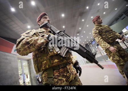 Rom, Italien. 23. November 2015. Sicherheitsmaßnahmen und Sicherheits-Check durch die Armee in den beiden Bahnhöfen von Rom, Termini in Rom und Rom Tiburtina, in der u-Bahn und in den angrenzenden zu den zwei Stationen durchgeführt. Die Sicherheits-Checks werden auch mit Hilfe von spezialisierten Hunde bei der Suche nach Bomben und Sprengstoff durchgeführt. Bildnachweis: Danilo Balducci/ZUMA Draht/Alamy Live-Nachrichten Stockfoto