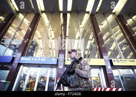 Rom, Italien. 23. November 2015. Sicherheitsmaßnahmen und Sicherheits-Check durch die Armee in den beiden Bahnhöfen von Rom, Termini in Rom und Rom Tiburtina, in der u-Bahn und in den angrenzenden zu den zwei Stationen durchgeführt. Die Sicherheits-Checks werden auch mit Hilfe von spezialisierten Hunde bei der Suche nach Bomben und Sprengstoff durchgeführt. Bildnachweis: Danilo Balducci/ZUMA Draht/Alamy Live-Nachrichten Stockfoto