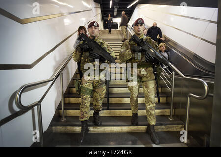 Rom, Italien. 23. November 2015. Sicherheitsmaßnahmen und Sicherheits-Check durch die Armee in den beiden Bahnhöfen von Rom, Termini in Rom und Rom Tiburtina, in der u-Bahn und in den angrenzenden zu den zwei Stationen durchgeführt. Die Sicherheits-Checks werden auch mit Hilfe von spezialisierten Hunde bei der Suche nach Bomben und Sprengstoff durchgeführt. Bildnachweis: Danilo Balducci/ZUMA Draht/Alamy Live-Nachrichten Stockfoto