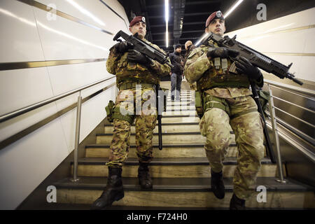 Rom, Italien. 23. November 2015. Sicherheitsmaßnahmen und Sicherheits-Check durch die Armee in den beiden Bahnhöfen von Rom, Termini in Rom und Rom Tiburtina, in der u-Bahn und in den angrenzenden zu den zwei Stationen durchgeführt. Die Sicherheits-Checks werden auch mit Hilfe von spezialisierten Hunde bei der Suche nach Bomben und Sprengstoff durchgeführt. Bildnachweis: Danilo Balducci/ZUMA Draht/Alamy Live-Nachrichten Stockfoto