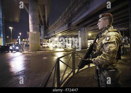 Rom, Italien. 23. November 2015. Sicherheitsmaßnahmen und Sicherheits-Check durch die Armee in den beiden Bahnhöfen von Rom, Termini in Rom und Rom Tiburtina, in der u-Bahn und in den angrenzenden zu den zwei Stationen durchgeführt. Die Sicherheits-Checks werden auch mit Hilfe von spezialisierten Hunde bei der Suche nach Bomben und Sprengstoff durchgeführt. Bildnachweis: Danilo Balducci/ZUMA Draht/Alamy Live-Nachrichten Stockfoto