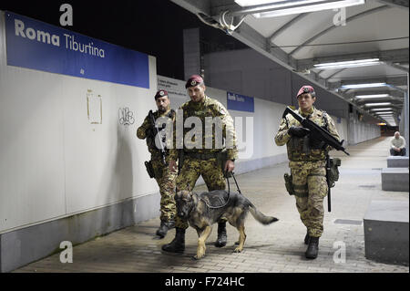 Rom, Italien. 23. November 2015. Sicherheitsmaßnahmen und Sicherheits-Check durch die Armee in den beiden Bahnhöfen von Rom, Termini in Rom und Rom Tiburtina, in der u-Bahn und in den angrenzenden zu den zwei Stationen durchgeführt. Die Sicherheits-Checks werden auch mit Hilfe von spezialisierten Hunde bei der Suche nach Bomben und Sprengstoff durchgeführt. Bildnachweis: Danilo Balducci/ZUMA Draht/Alamy Live-Nachrichten Stockfoto