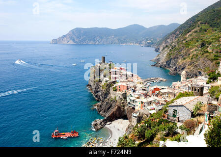 Das Dorf Vernazza gesehen von den Wanderwegen in den National Park von Cinque Terra, Italien, Stockfoto