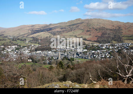 Das Dorf von Ambleside unter Wansfell und Wansfell Hecht von Loughrigg fiel Lake District, Cumbria England liegen Stockfoto