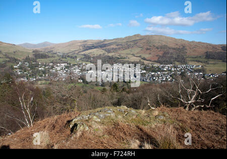 Das Dorf von Ambleside unter Wansfell und Wansfell Hecht von Loughrigg fiel Lake District, Cumbria England liegen Stockfoto