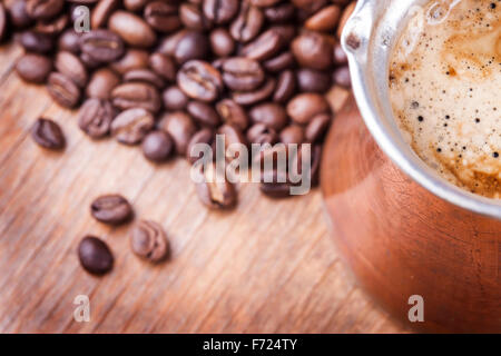 Kaffeebohnen, Vintage Kupfer Kaffee Topf Closeup, Cezve oder ibrik Stockfoto