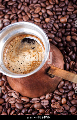 Kaffeebohnen, Vintage Kupfer Kaffee Topf Closeup, Cezve oder ibrik Stockfoto