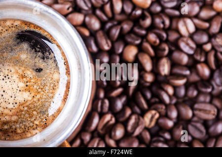 Kaffeebohnen, Vintage Kupfer Kaffee Topf Closeup, Cezve oder ibrik Stockfoto