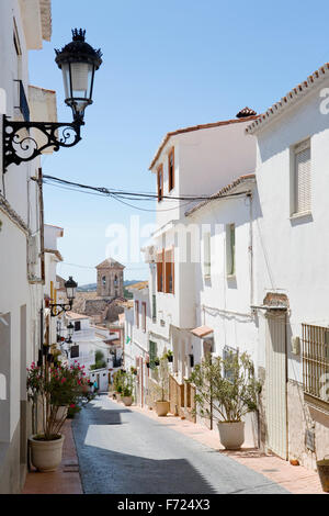 Eine Straße führt zu die Kirche im Dorf Manilva, Andalusien, Spanien. Stockfoto