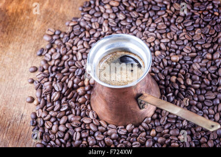 Kaffeebohnen, Vintage Kupfer Kaffee Topf Closeup, Cezve oder ibrik Stockfoto