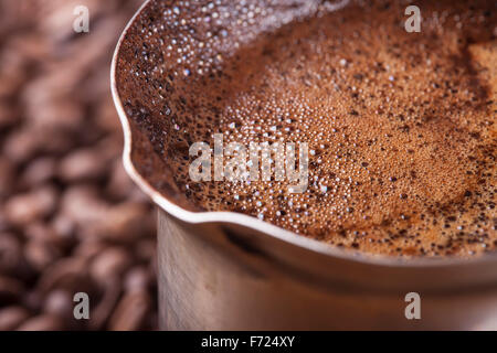 Kaffeebohnen Hintergrund, Vintage Kupfer Kaffee Topf closeup Stockfoto