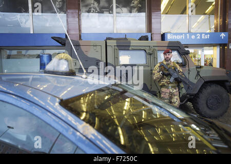 Rom, Italien. 23. November 2015. Sicherheitsmaßnahmen und Sicherheits-Check durch die Armee in den beiden Bahnhöfen von Rom, Termini in Rom und Rom Tiburtina, in der u-Bahn und in den angrenzenden zu den zwei Stationen durchgeführt. Die Sicherheits-Checks werden auch mit Hilfe von spezialisierten Hunde bei der Suche nach Bomben und Sprengstoff durchgeführt. Bildnachweis: Danilo Balducci/ZUMA Draht/Alamy Live-Nachrichten Stockfoto