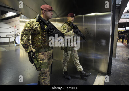 Rom, Italien. 23. November 2015. Sicherheitsmaßnahmen und Sicherheits-Check durch die Armee in den beiden Bahnhöfen von Rom, Termini in Rom und Rom Tiburtina, in der u-Bahn und in den angrenzenden zu den zwei Stationen durchgeführt. Die Sicherheits-Checks werden auch mit Hilfe von spezialisierten Hunde bei der Suche nach Bomben und Sprengstoff durchgeführt. Bildnachweis: Danilo Balducci/ZUMA Draht/Alamy Live-Nachrichten Stockfoto