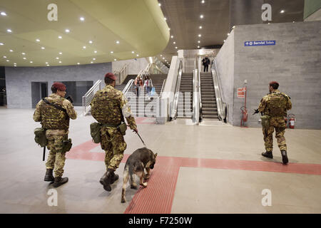 Rom, Italien. 23. November 2015. Sicherheitsmaßnahmen und Sicherheits-Check durch die Armee in den beiden Bahnhöfen von Rom, Termini in Rom und Rom Tiburtina, in der u-Bahn und in den angrenzenden zu den zwei Stationen durchgeführt. Die Sicherheits-Checks werden auch mit Hilfe von spezialisierten Hunde bei der Suche nach Bomben und Sprengstoff durchgeführt. Bildnachweis: Danilo Balducci/ZUMA Draht/Alamy Live-Nachrichten Stockfoto