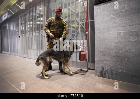 Rom, Italien. 23. November 2015. Sicherheitsmaßnahmen und Sicherheits-Check durch die Armee in den beiden Bahnhöfen von Rom, Termini in Rom und Rom Tiburtina, in der u-Bahn und in den angrenzenden zu den zwei Stationen durchgeführt. Die Sicherheits-Checks werden auch mit Hilfe von spezialisierten Hunde bei der Suche nach Bomben und Sprengstoff durchgeführt. Bildnachweis: Danilo Balducci/ZUMA Draht/Alamy Live-Nachrichten Stockfoto