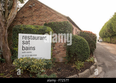 Zeichen auf der Außenseite des Michelin Stern Restaurant Sat Bains am Stadtrand von Nottingham Stockfoto