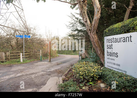 Zeichen auf der Außenseite des Michelin Stern Restaurant Sat Bains am Stadtrand von Nottingham Stockfoto