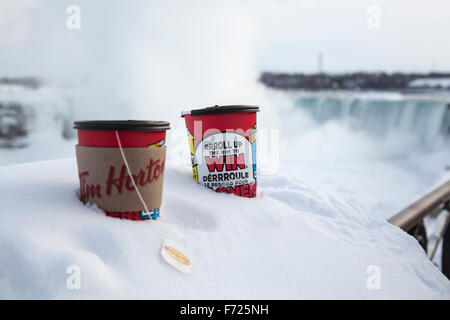 Tim Hortons Getränke im Schnee vor der Niagarafälle Stockfoto