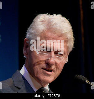 Lawrence, Kansas. 23. November 2015. Ehemaligen Präsidenten William Jefferson Clinton wird Robert J. Dole Institute der Politik Führung prämiert. Präsident Clinton ist mit dem Award für sein Vermächtnis der Überparteilichkeit und wirtschaftlicher Expansion während seiner Zeit als die Nationen 42. Präsidenten geehrt. Kredit: Kredit: mark Reinstein/Alamy Live-Nachrichten Stockfoto