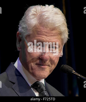 Lawrence, Kansas. 23. November 2015. Ehemaligen Präsidenten William Jefferson Clinton wird Robert J. Dole Institute der Politik Führung prämiert. Präsident Clinton ist mit dem Award für sein Vermächtnis der Überparteilichkeit und wirtschaftlicher Expansion während seiner Zeit als die Nationen 42. Präsidenten geehrt. Kredit: Kredit: mark Reinstein/Alamy Live-Nachrichten Stockfoto