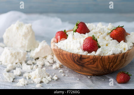 Schüssel mit Quark und Erdbeeren Stockfoto