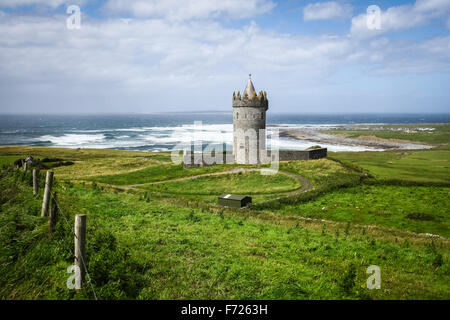 Doonagore Castle im County Clare unterwegs Wild Atlantic Way in Irland. Stockfoto