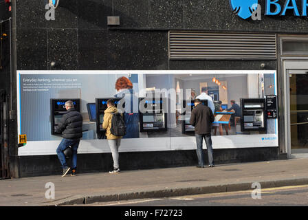 London, UK, 23. November 2015, Barclays-Geldautomaten in der Charing Cross Road im West End. Stockfoto