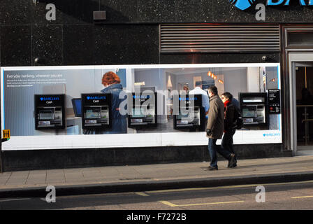 London, UK, 23. November 2015, Barclays-Geldautomaten in der Charing Cross Road im West End. Stockfoto