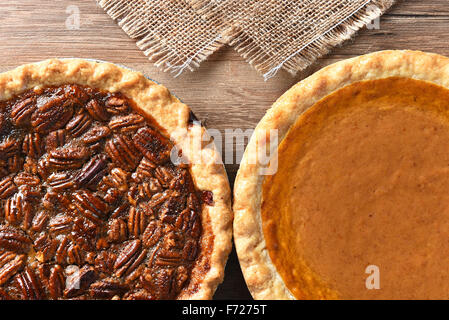 Nahaufnahme von zwei Kuchen auf einem Thanksgiving Urlaub Tisch. Kürbis und Pecan Kuchen sind traditionelle Desserts für den amerikanischen Feiertag. Stockfoto