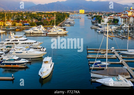 Sonnenuntergang am Yachthafen in Puerto Vallarta, Mexiko mit den Sierra Madre Bergen im Hintergrund. Stockfoto