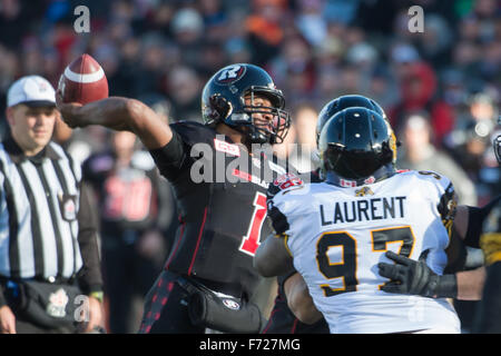 Ottawa, Ontario, Kanada. 22. November 2015. 22. November 2015. Ottawa RedBlacks Quarterback Henry Burris (#1) wirft den Ball in der East Division Matchup zwischen den Hamilton Tiger-Katzen und Ottawa RedBlacks TD-Stadion in Ottawa, Ontario, Kanada. Die Redblacks besiegt Hamilton 35-28. © Marc DesRosiers/ZUMA Draht/Alamy Live-Nachrichten Stockfoto